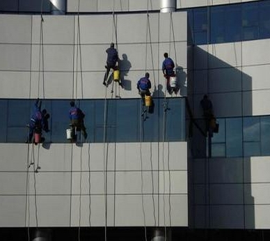 高空玻璃墻的清洗保潔注意事項(xiàng)